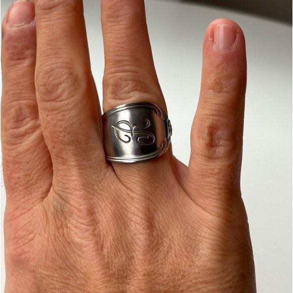 Handmade Monogram “R” Spoon Ring: Size 5 1/4 Upcycled vintage silverware jewelry - Picture 2 of 9